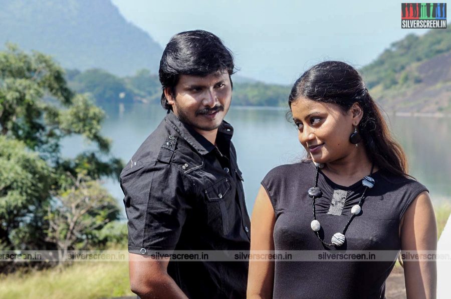 Paakkanum Pola Irukku Movie Stills