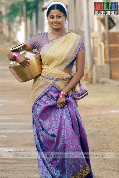 Paakkanum Pola Irukku Movie Stills