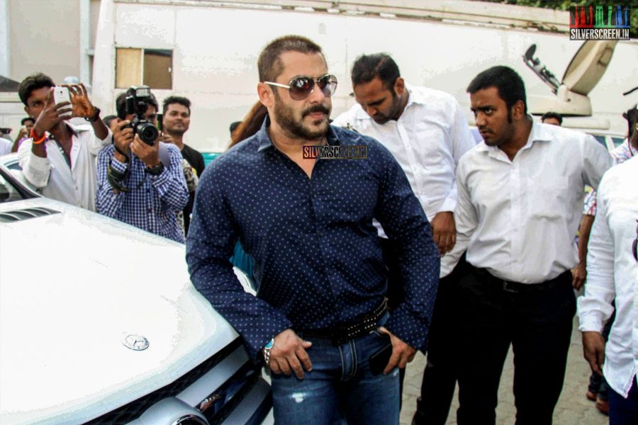 Salman Khan and Sonam Kapoor at Prem Ratan Dhan Paayo Success Meet