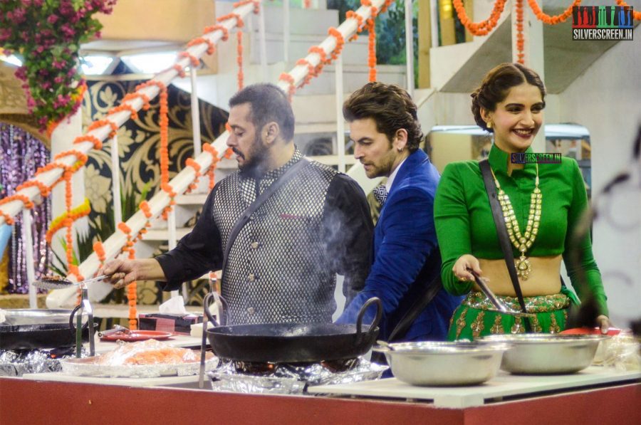 Salman Khan and Sonam Kapoor Promote Prem Ratan Dhan Payo on the sets of Bigg Boss House