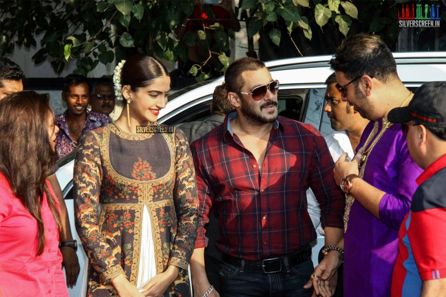 salman-khan-and-sonam-kapoor-at-the-launch-of-png-jewellers-logo-parampara-achai-ki-photos-001.jpg