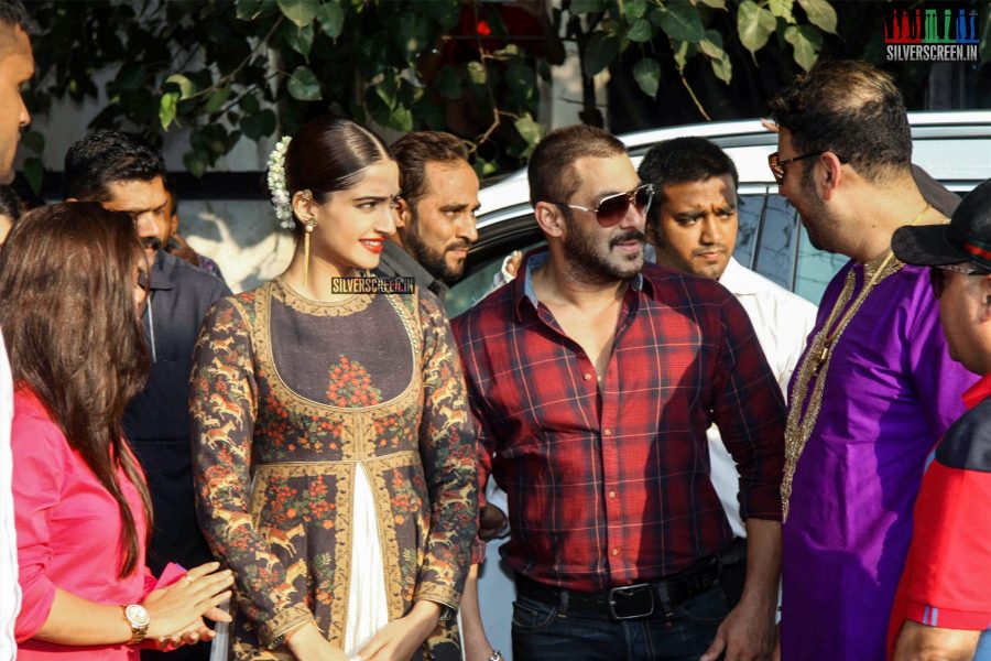 salman-khan-and-sonam-kapoor-at-the-launch-of-png-jewellers-logo-parampara-achai-ki-photos-002.jpg