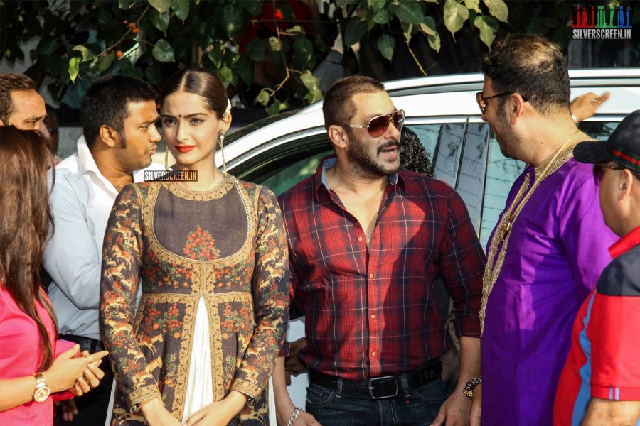 salman-khan-and-sonam-kapoor-at-the-launch-of-png-jewellers-logo-parampara-achai-ki-photos-003.jpg