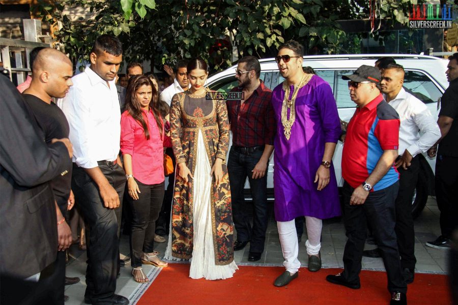 salman-khan-and-sonam-kapoor-at-the-launch-of-png-jewellers-logo-parampara-achai-ki-photos-004.jpg