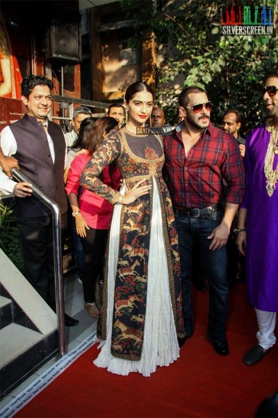 salman-khan-and-sonam-kapoor-at-the-launch-of-png-jewellers-logo-parampara-achai-ki-photos-005.jpg