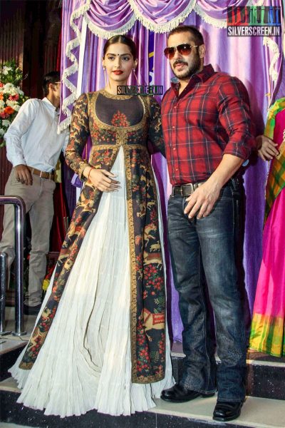 salman-khan-and-sonam-kapoor-at-the-launch-of-png-jewellers-logo-parampara-achai-ki-photos-006.jpg