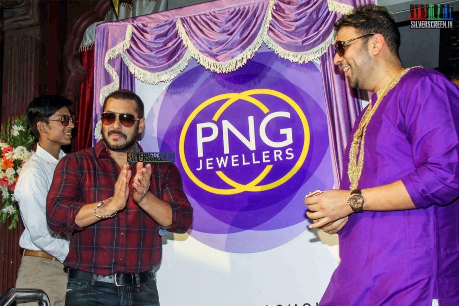 salman-khan-and-sonam-kapoor-at-the-launch-of-png-jewellers-logo-parampara-achai-ki-photos-014.jpg