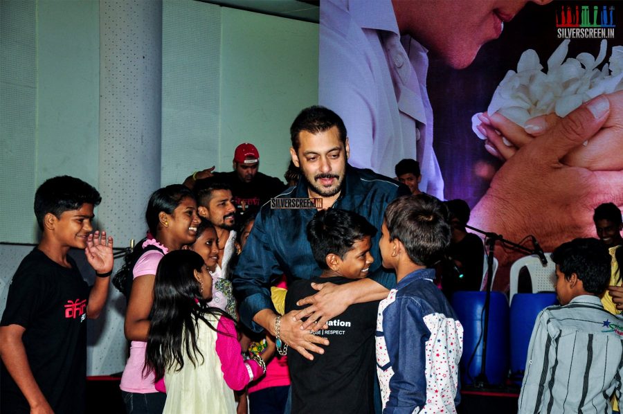 Salman Khan and Sonam Kapoor Celebrates Diwali with Dharavi Rocks