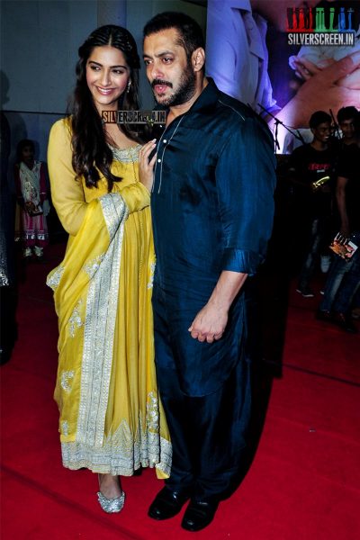 Salman Khan and Sonam Kapoor Celebrates Diwali with Dharavi Rocks