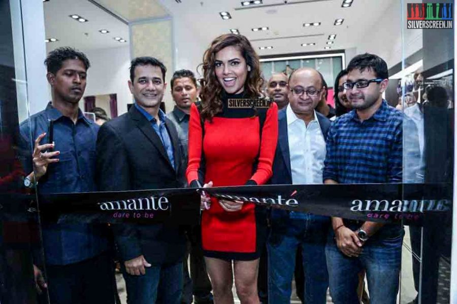 Esha Gupta at the Launch of Amante Store