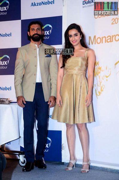 Farhan Akhtar and Shraddha Kapoor Unveil AkzoNobel's Monarch Gold