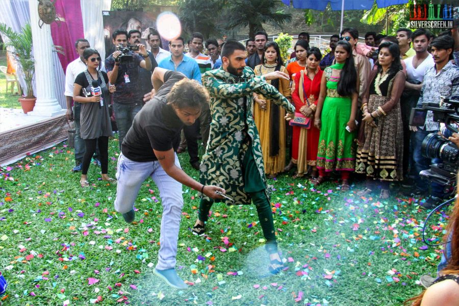 Ranveer Singh and Deepika Padukone Promotes Bajirao Mastani on the Sets of Swaragini