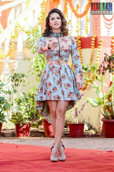 Sunny Leone Promotes Mastizaade on the sets of Chidya Ghar