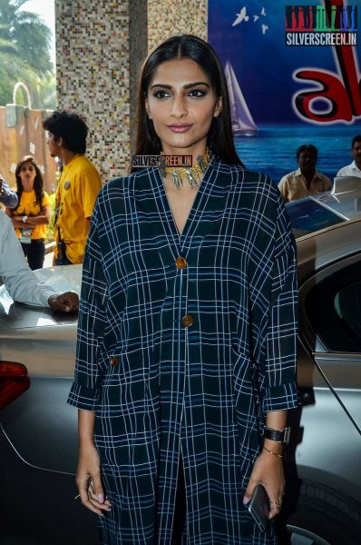 Sonam Kapoor Promotes Neerja at Pillai University