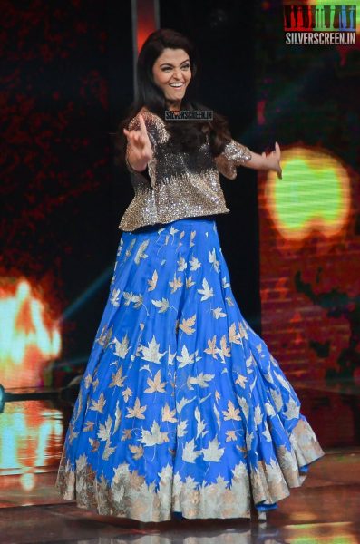 Aishwarya Rai Promotes Sarbjit on the Sets of Sa Re Ga Ma