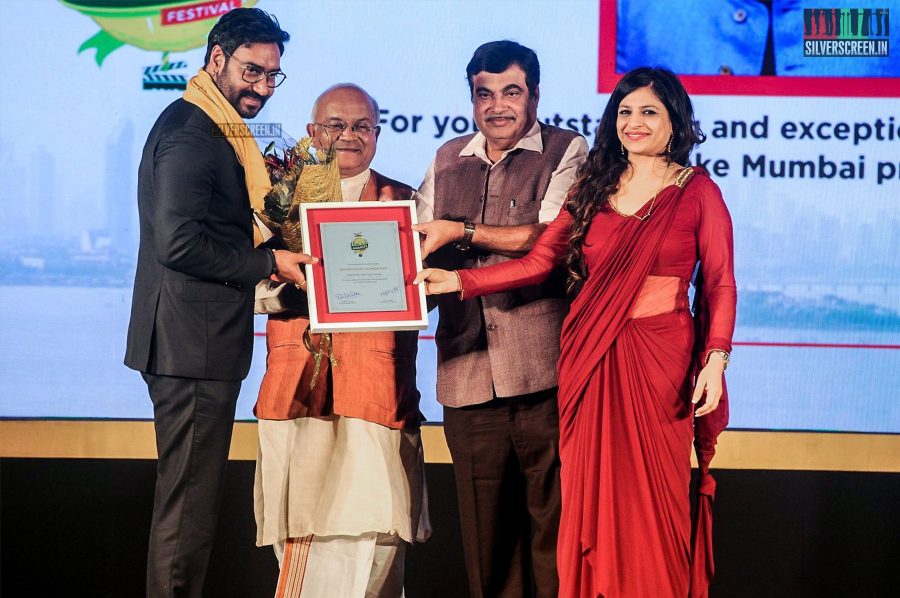 Ajay Devgan and Kajol honour Padmabhushan Winners