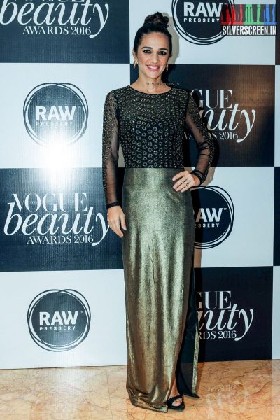 celebrities-at-the-vogue-beauty-awards-2016-photos-0022.jpg
