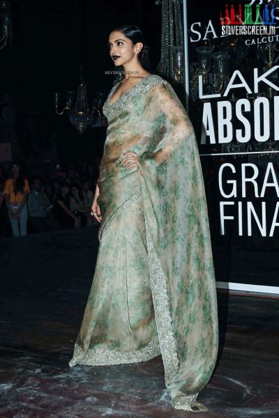 Kareen Kapoor at Lakme Fashion Week Winter Festive 2016 Grand Finale for Sabyasachi