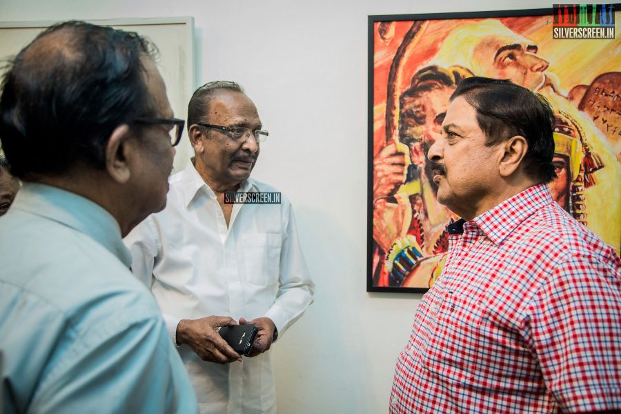 Director Mahendran in converssation with Sivakumar at the exhibit