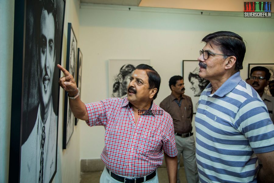 Sivakumar explains his portrait of Gemini Ganesan to IPS officer Vijaykumar