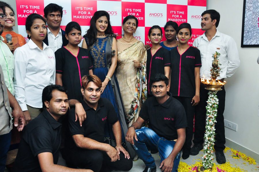 poonam-kaur-launch-anoos-franchise-salon-clinic-vanasthalipuram-photos-0012.jpg