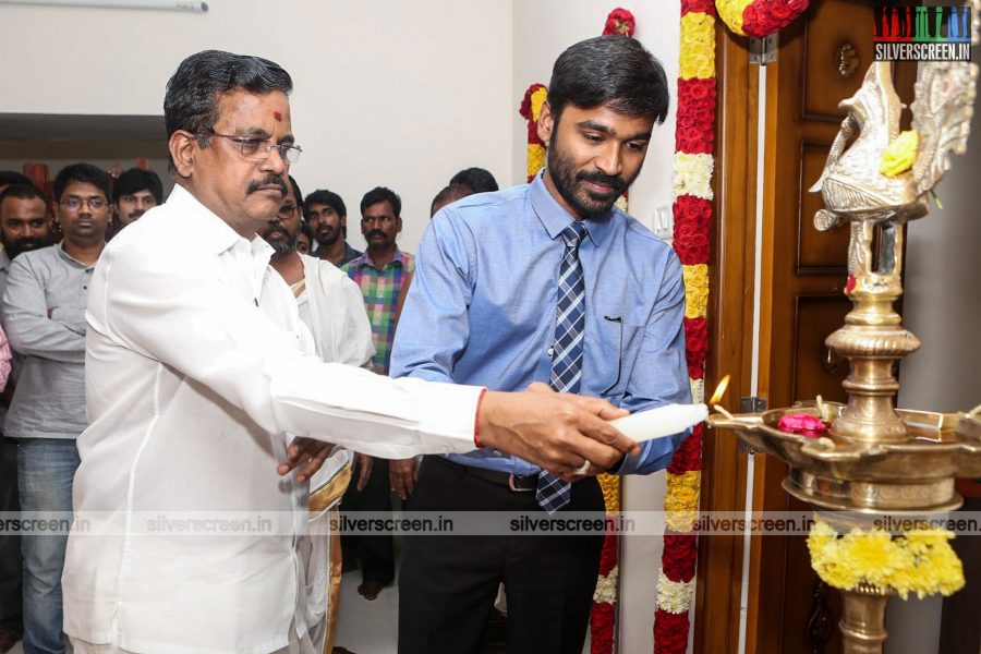 velaiyilla-pattathari-2-movie-launch-photos-rajinikanth-dhanush-amala-paul-soundarya-rajinikanth-photos-0002.jpg