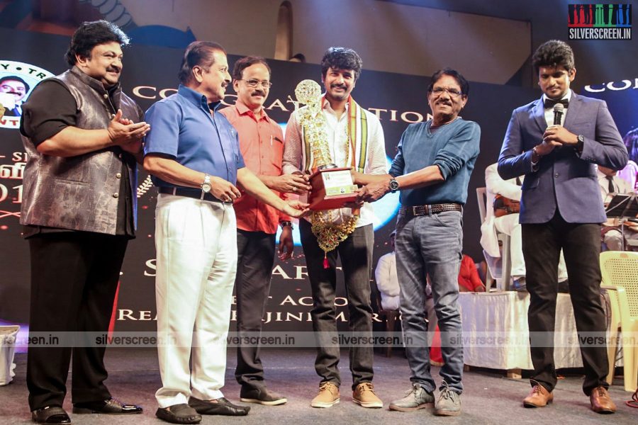 sivakarthikeyan-pc-sreeram-vikram-prabhu-sivakumar-p-bharathiraja-others-mgr-sivaji-academy-awards-2017-photos-0017.jpg