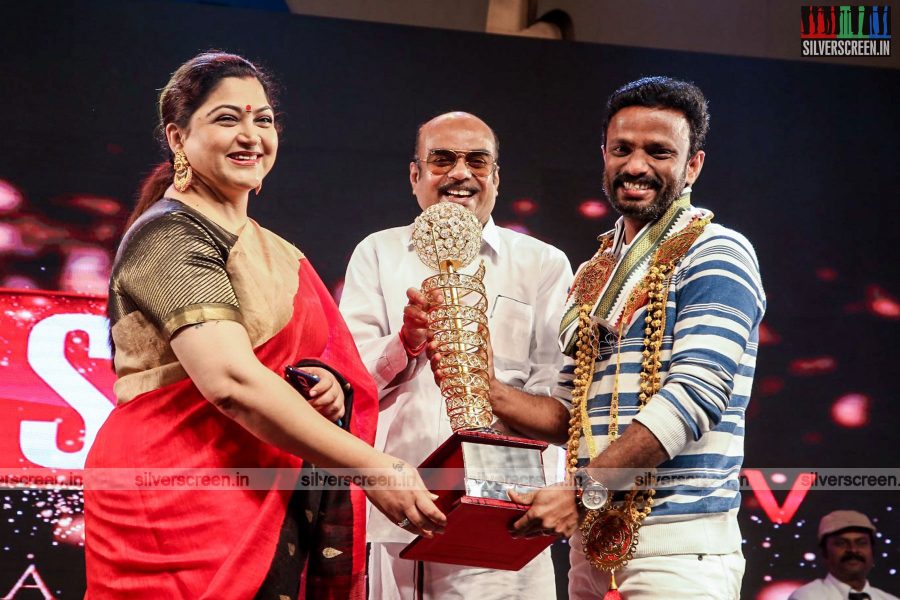 sivakarthikeyan-pc-sreeram-vikram-prabhu-sivakumar-p-bharathiraja-others-mgr-sivaji-academy-awards-2017-photos-0033.jpg