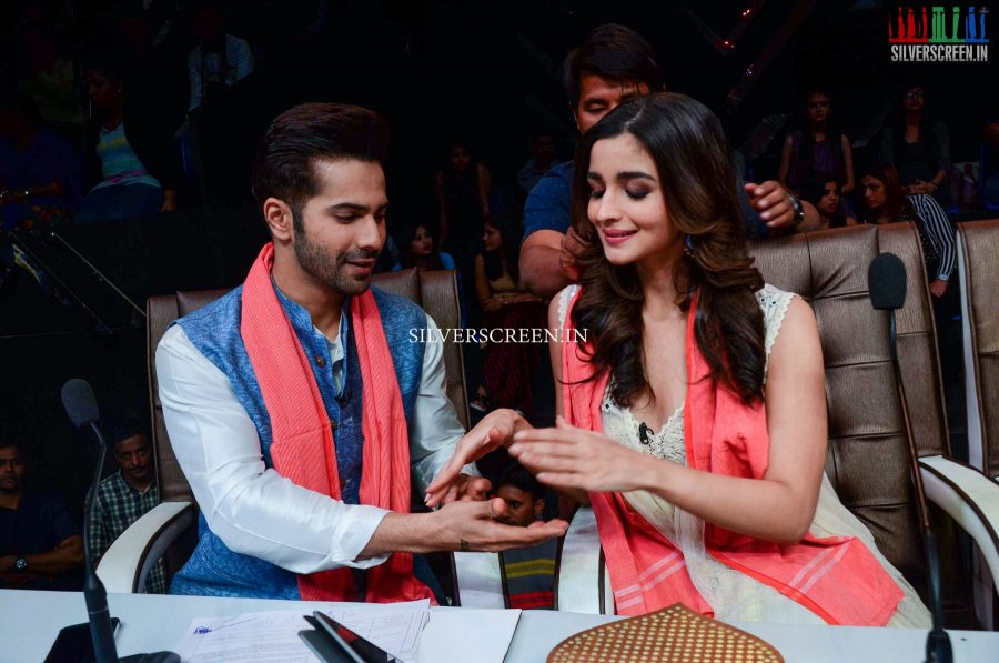 in-pictures-varun-dhawan-and-alia-bhatt-promote-badrinath-ki-dulhania-on-dil-hai-hindustani-photos-0003.jpg