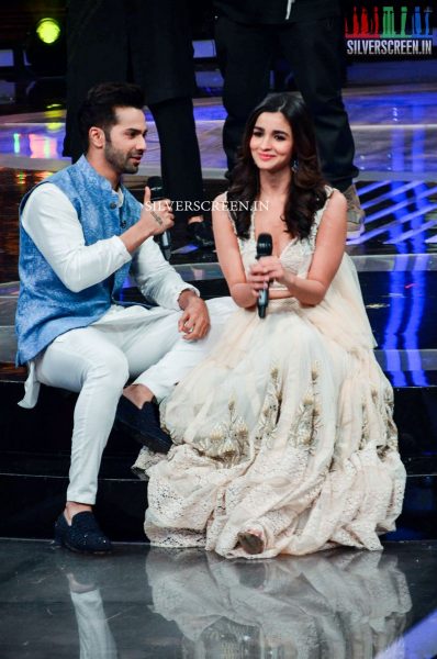 in-pictures-varun-dhawan-and-alia-bhatt-promote-badrinath-ki-dulhania-on-dil-hai-hindustani-photos-0005.jpg