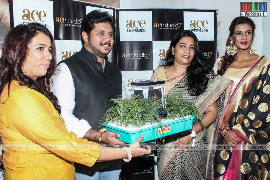 in-pictures-actress-meera-mitun-at-the-launch-of-ace-salon-spa-photos-0009.jpg