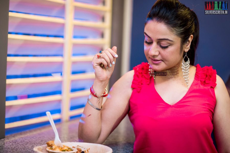 in-pictures-sonia-agarwal-at-the-launch-of-no-strings-attached-restaurant-photos-0014.jpg