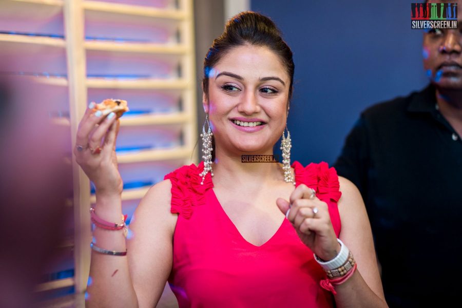 in-pictures-sonia-agarwal-at-the-launch-of-no-strings-attached-restaurant-photos-0015.jpg