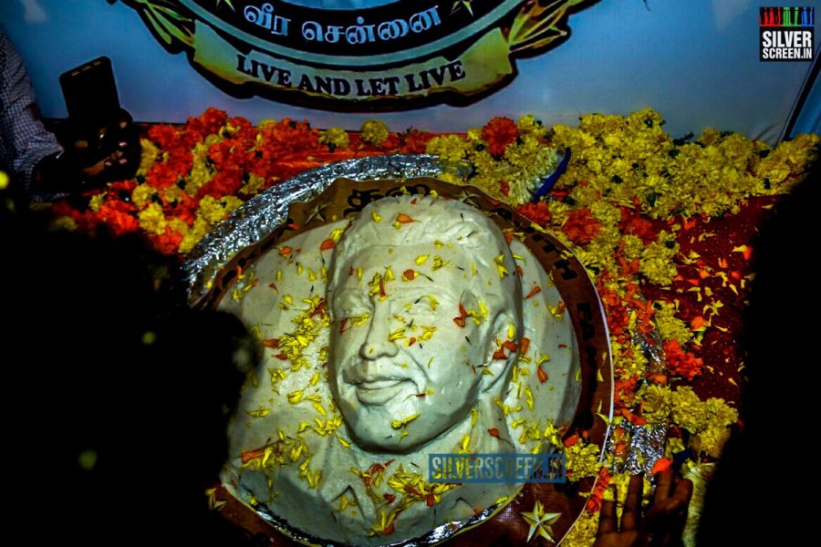 The 57-KG idly with Ajith's face carved out by his ardent fans.
