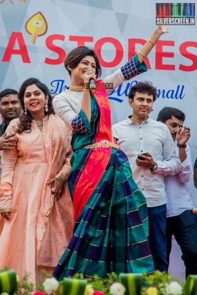 Oviya, who is now Tamil Nadu's darling after her stint on 'Big Boss', arrived to a grand welcome at the launch of Saravana Stores Textiles & Gold Palace. Here, she tries a popular Tamil tongue-twister. Pic: Sriram Narasimhan