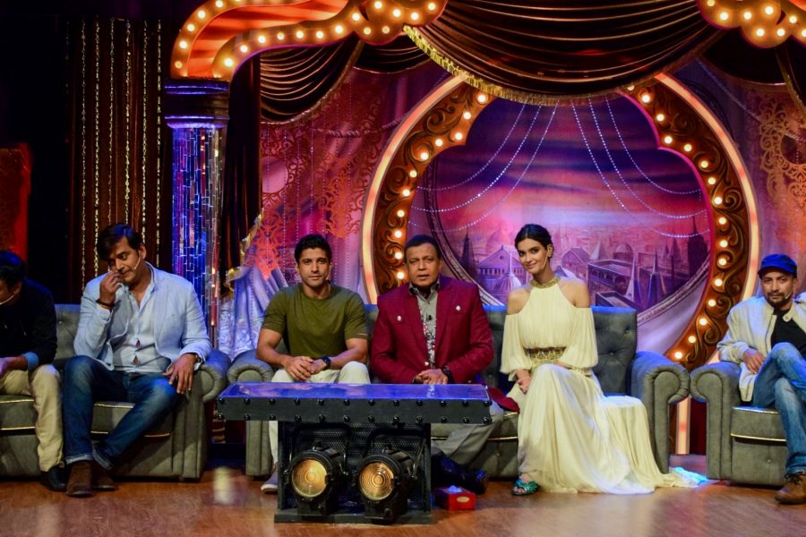 Mumbai:Actors Diana Penty, Farhan Akhtar, Inaamulhaq and Ravi Kishan with Mithun Chakraborty during the promotion of upcoming film "Lucknow Central" on the sets of "Comedy Dangal" - a television show in Mumbai. (Photo: IANS)