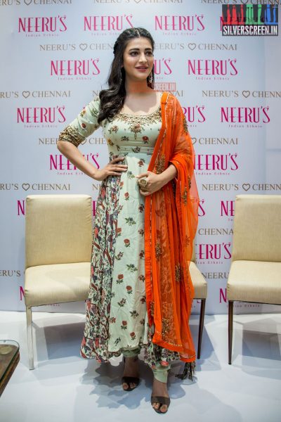 shruti-haasan-at-the-launch-of-neerus-family-store-photos-0011.jpg