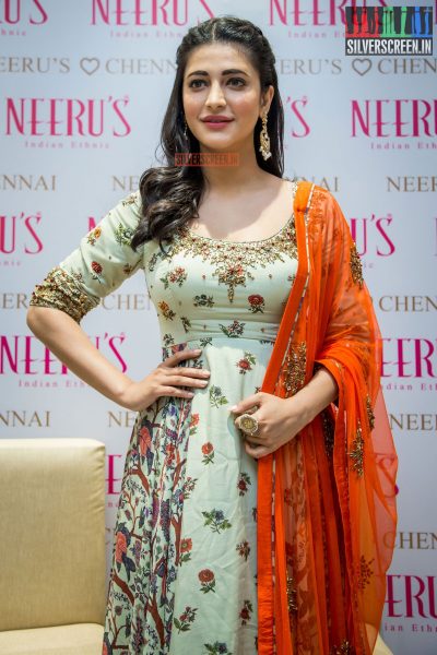 shruti-haasan-at-the-launch-of-neerus-family-store-photos-0012.jpg