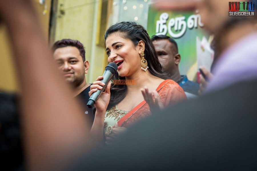 shruti-haasan-at-the-launch-of-neerus-family-store-photos-0018.jpg