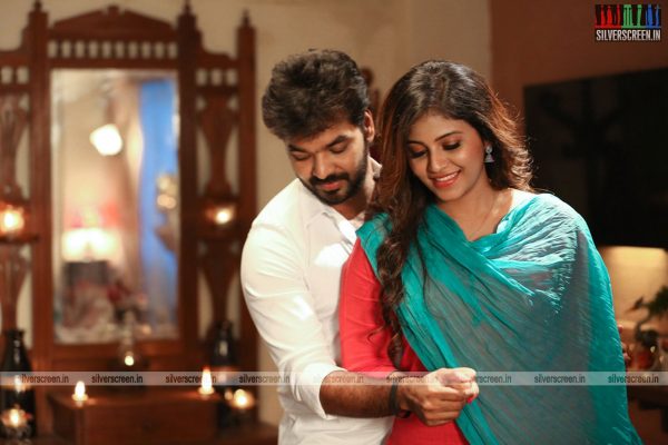 Balloon Movie Stills Starring Anjali and Jai