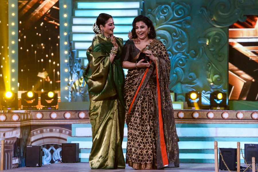 Rekha gives Vidya Balan the best actress award for Tumhari Sulu at the Star Screen Awards