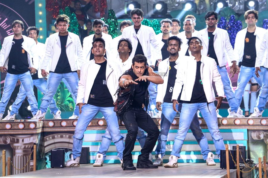 Salman Khan performs at the Star Screen Awards