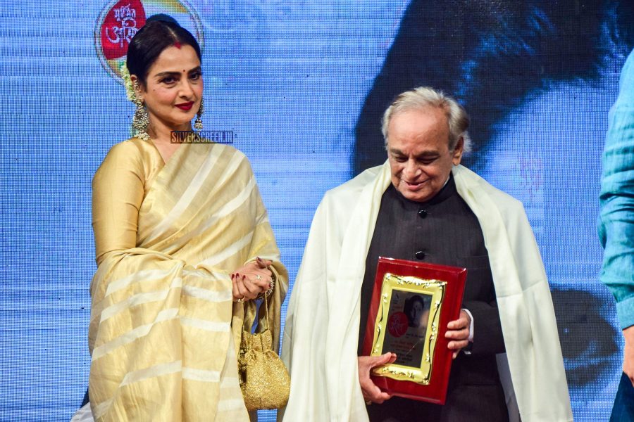 Rekha At The Smita Patil Memorial Award