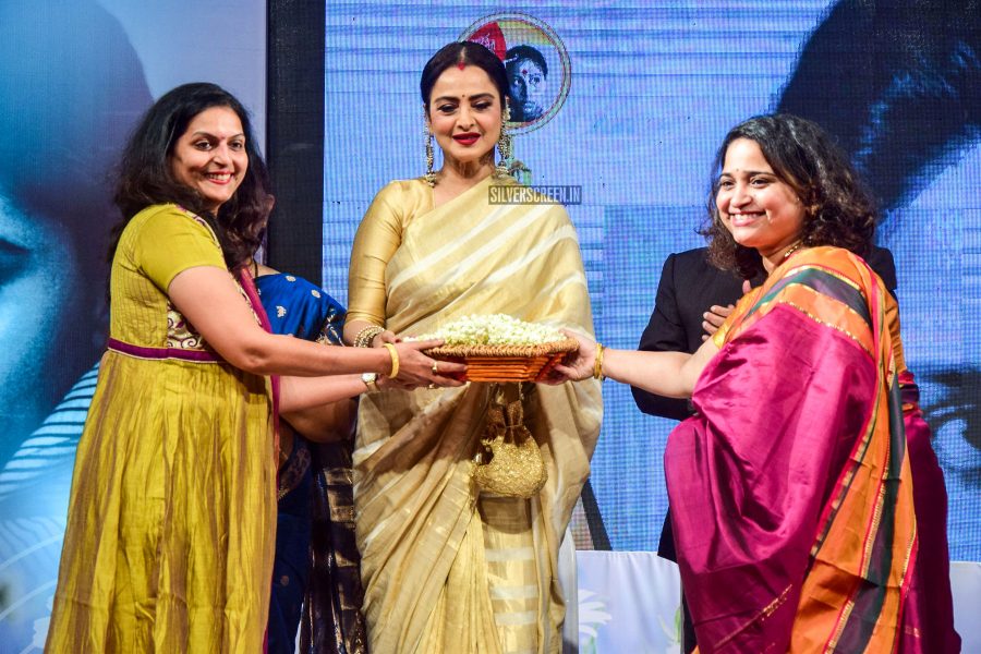 Rekha At The Smita Patil Memorial Award