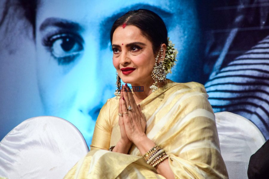 Rekha At The Smita Patil Memorial Award