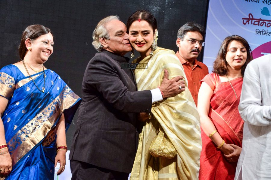 Rekha At The Smita Patil Memorial Award