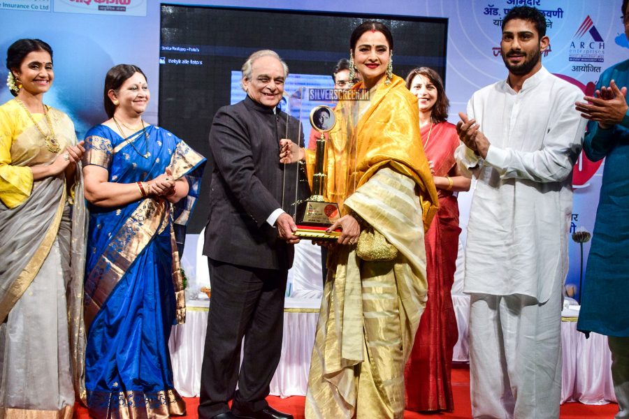 Rekha At The Smita Patil Memorial Award