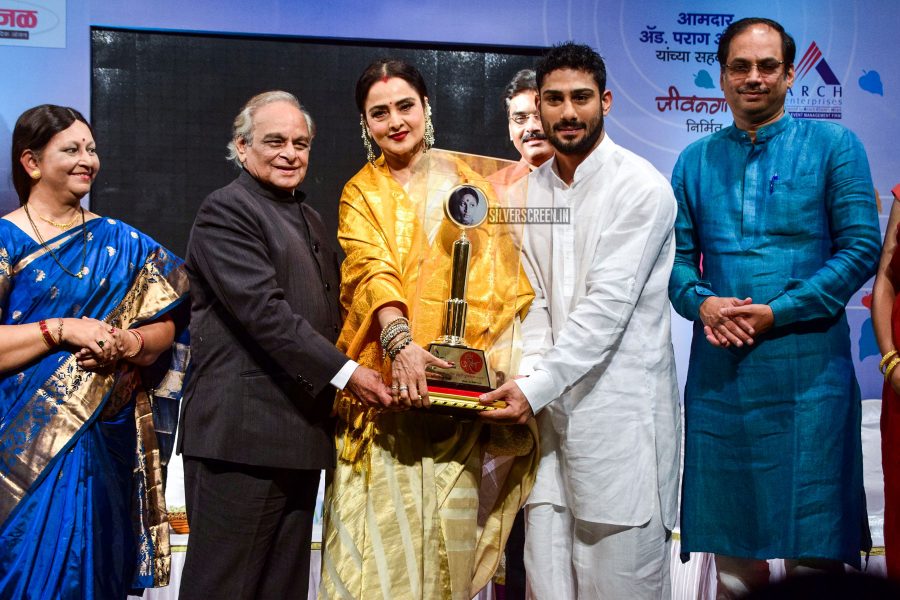 Rekha At The Smita Patil Memorial Award