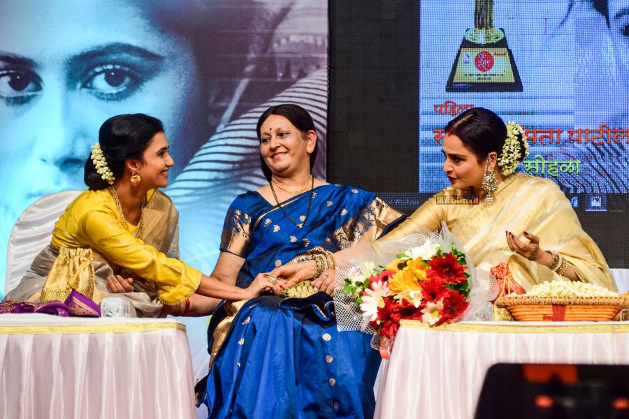 Rekha At The Smita Patil Memorial Award