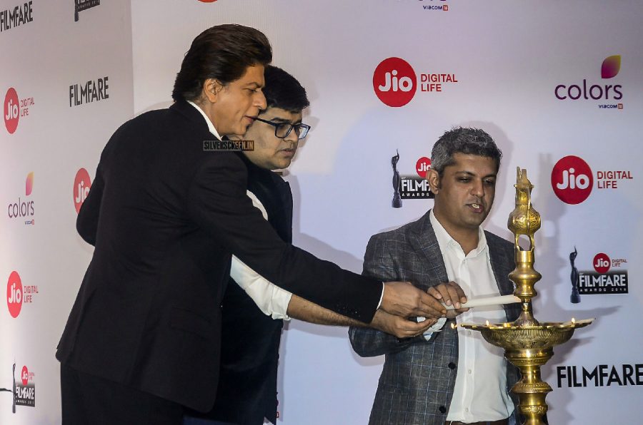 Shah Rukh Khan To Host Jio Filmfare Awards 2018